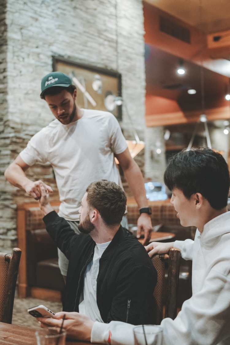 乐动体育-其乐融融！杨瀚森上周末做东 请混音队全队聚餐🍽️